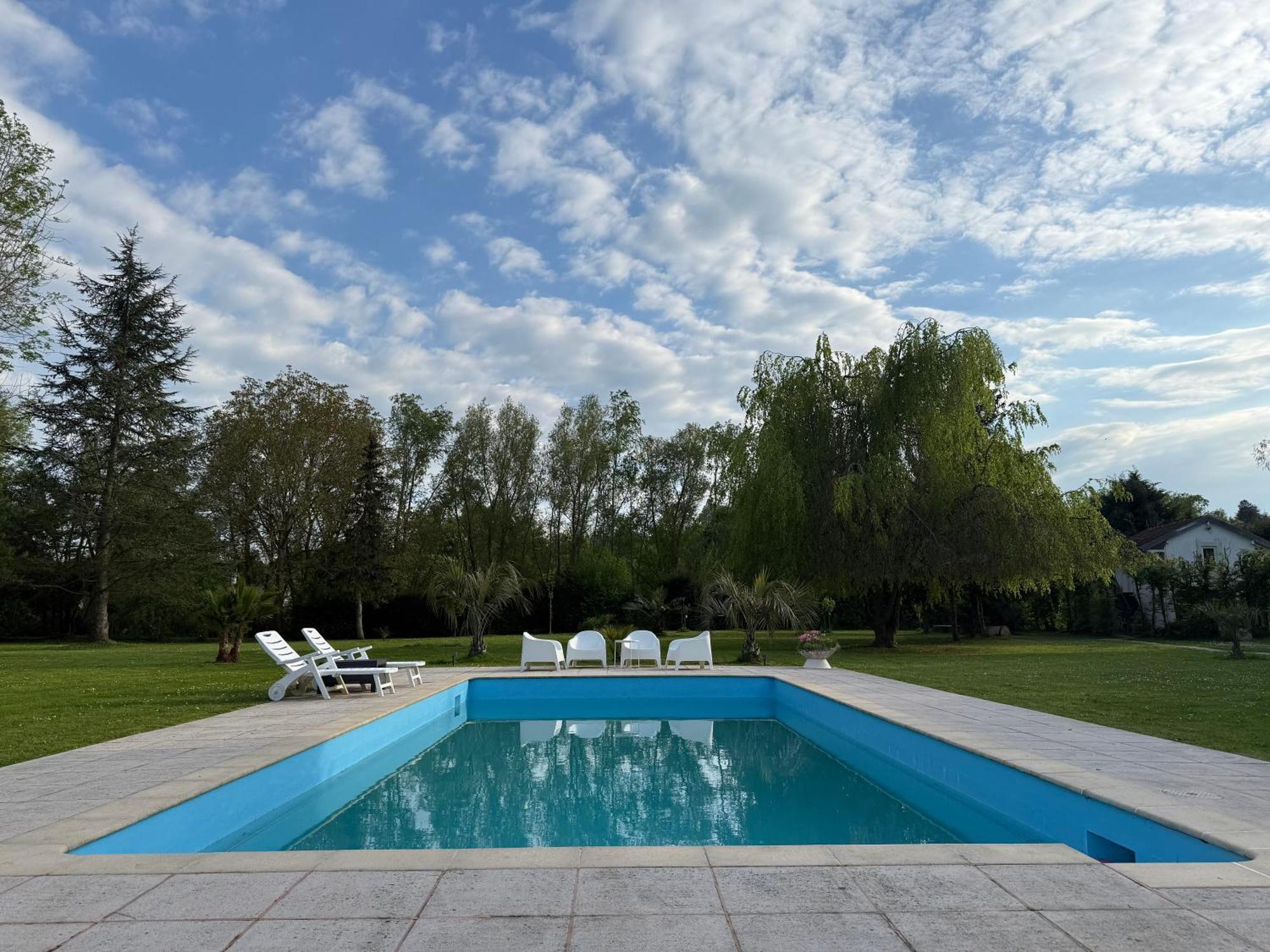 Appartement Familial Au Bord De La Marne, Jardin 8000M2, Piscine, Court De Tennis, Terrasse, Parking Gratuit Proche Disneyland 伊斯勒勒维莱努瓦 外观 照片