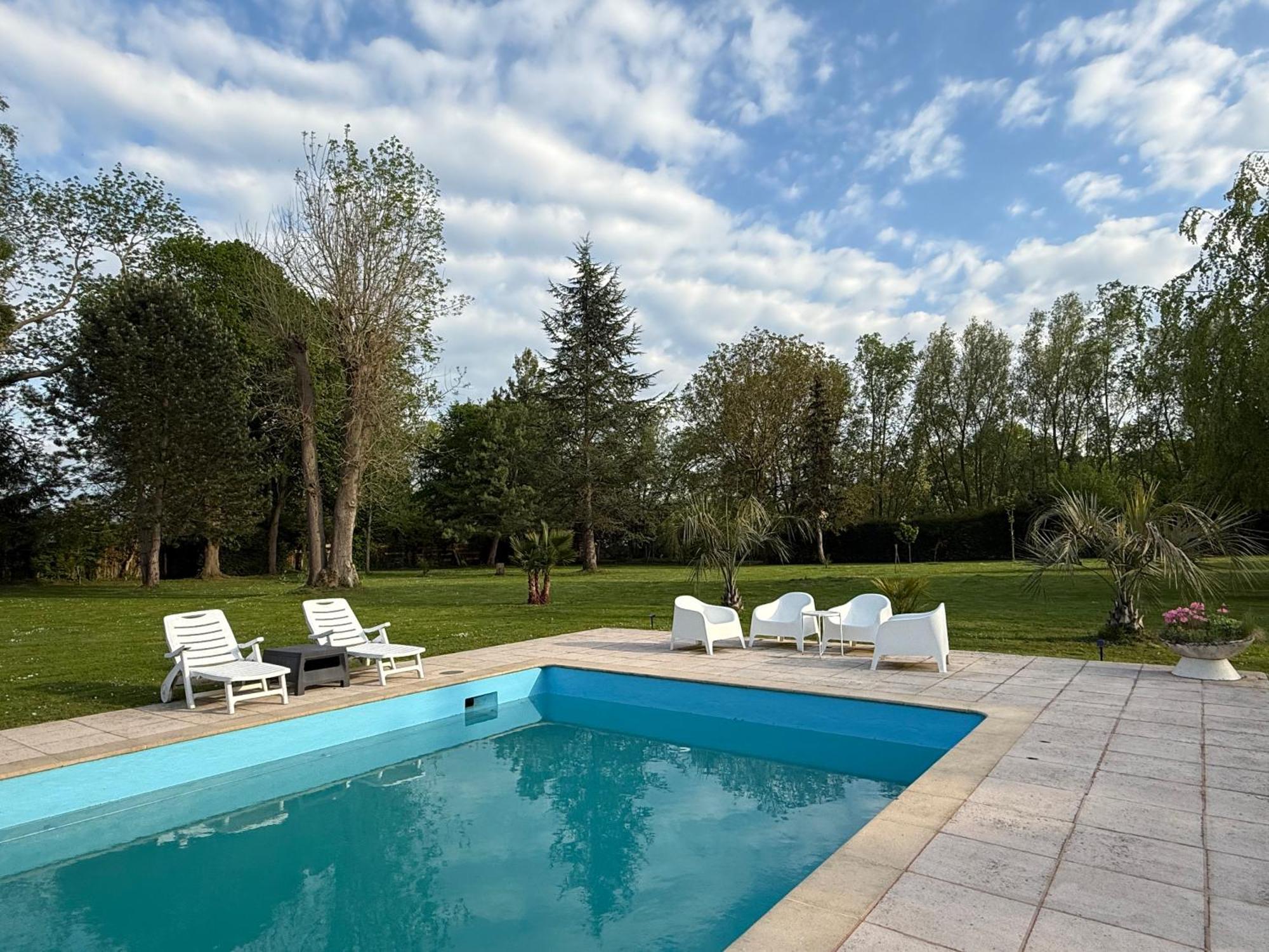 Appartement Familial Au Bord De La Marne, Jardin 8000M2, Piscine, Court De Tennis, Terrasse, Parking Gratuit Proche Disneyland 伊斯勒勒维莱努瓦 外观 照片