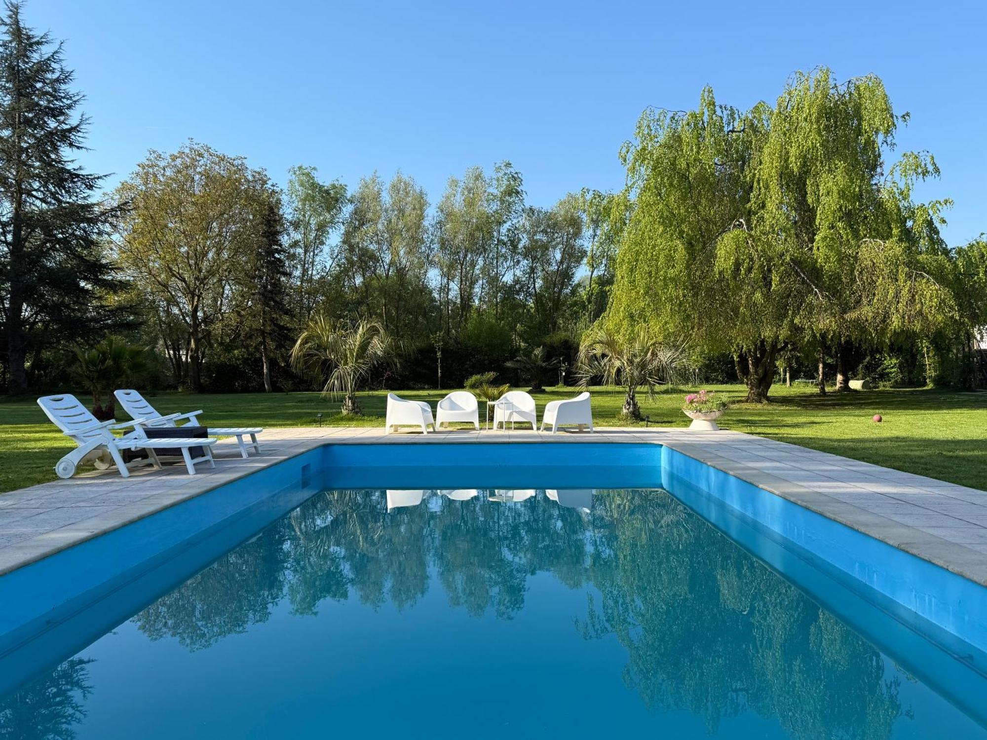 Appartement Familial Au Bord De La Marne, Jardin 8000M2, Piscine, Court De Tennis, Terrasse, Parking Gratuit Proche Disneyland 伊斯勒勒维莱努瓦 外观 照片