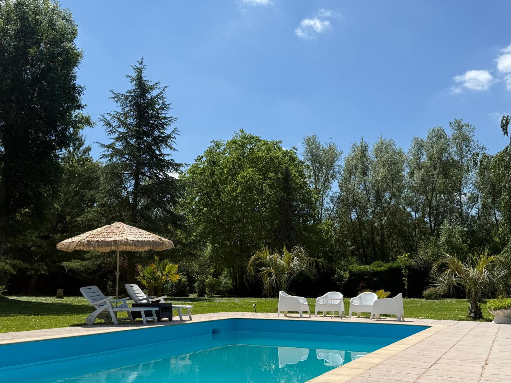 Appartement Familial Au Bord De La Marne, Jardin 8000M2, Piscine, Court De Tennis, Terrasse, Parking Gratuit Proche Disneyland 伊斯勒勒维莱努瓦 外观 照片
