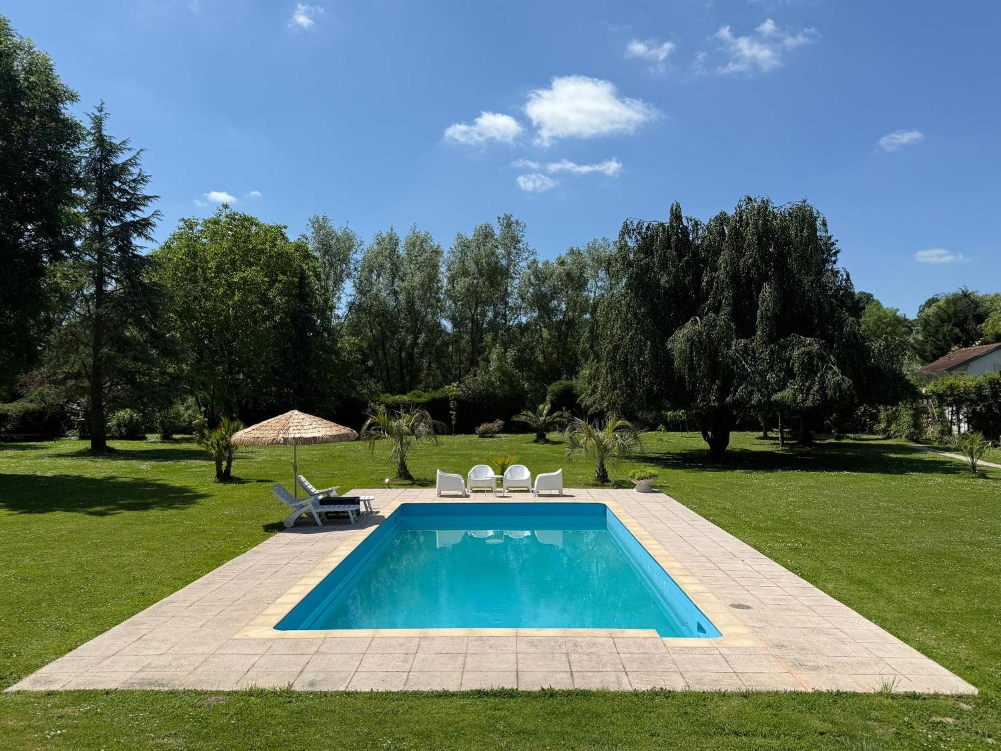 Appartement Familial Au Bord De La Marne, Jardin 8000M2, Piscine, Court De Tennis, Terrasse, Parking Gratuit Proche Disneyland 伊斯勒勒维莱努瓦 外观 照片