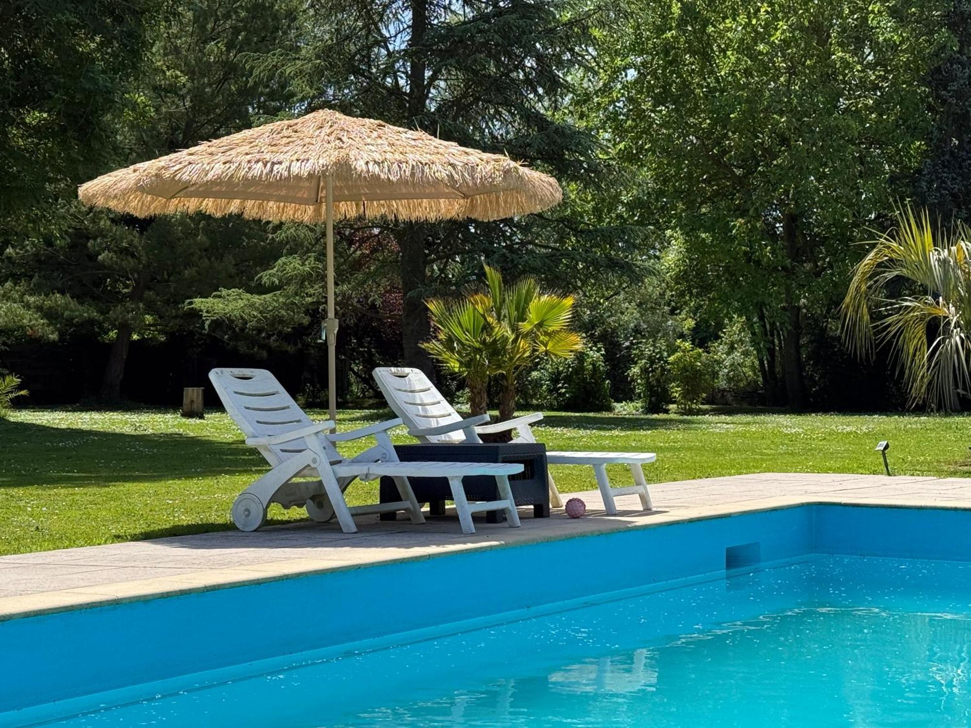 Appartement Familial Au Bord De La Marne, Jardin 8000M2, Piscine, Court De Tennis, Terrasse, Parking Gratuit Proche Disneyland 伊斯勒勒维莱努瓦 外观 照片